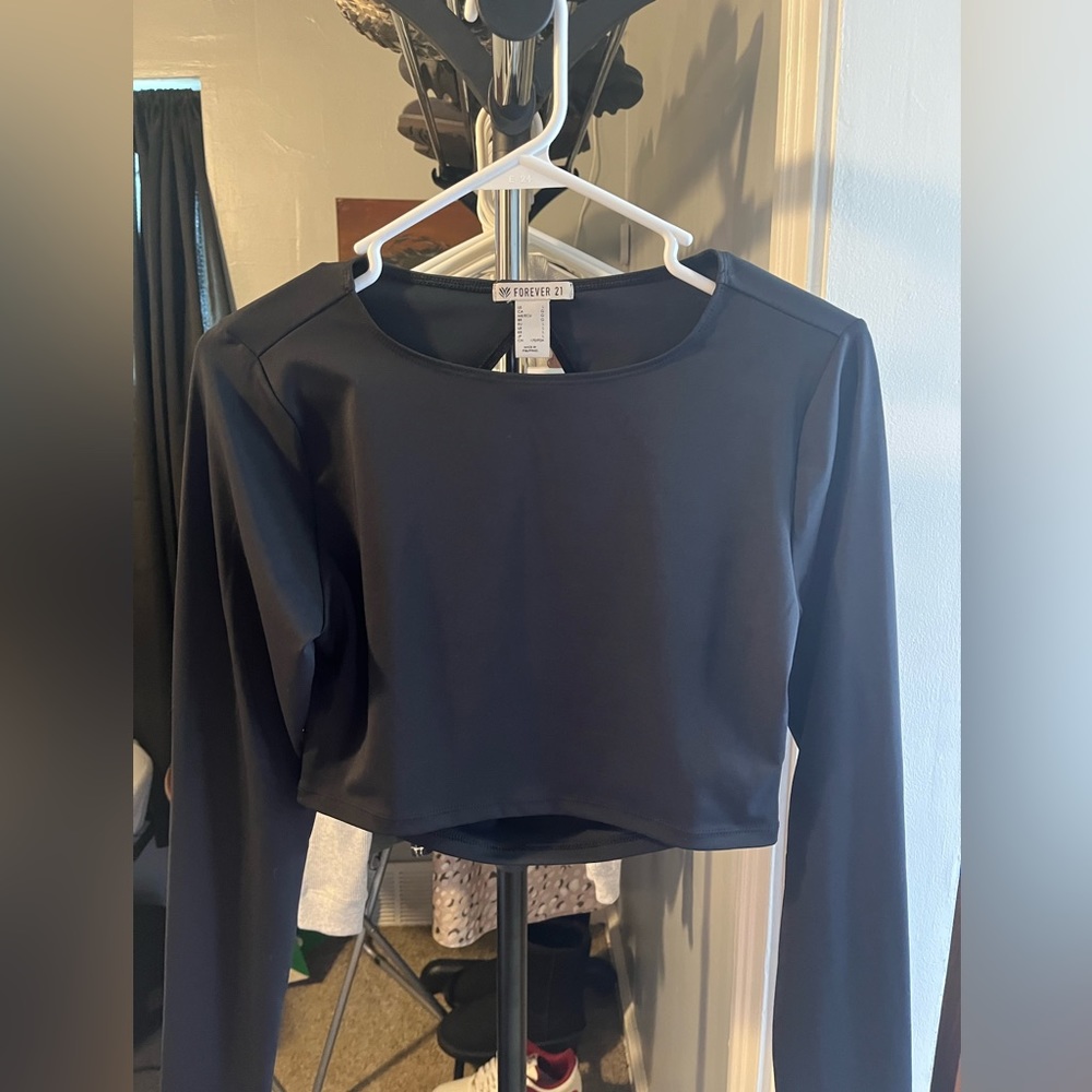 cropped long sleeve athletic shirt